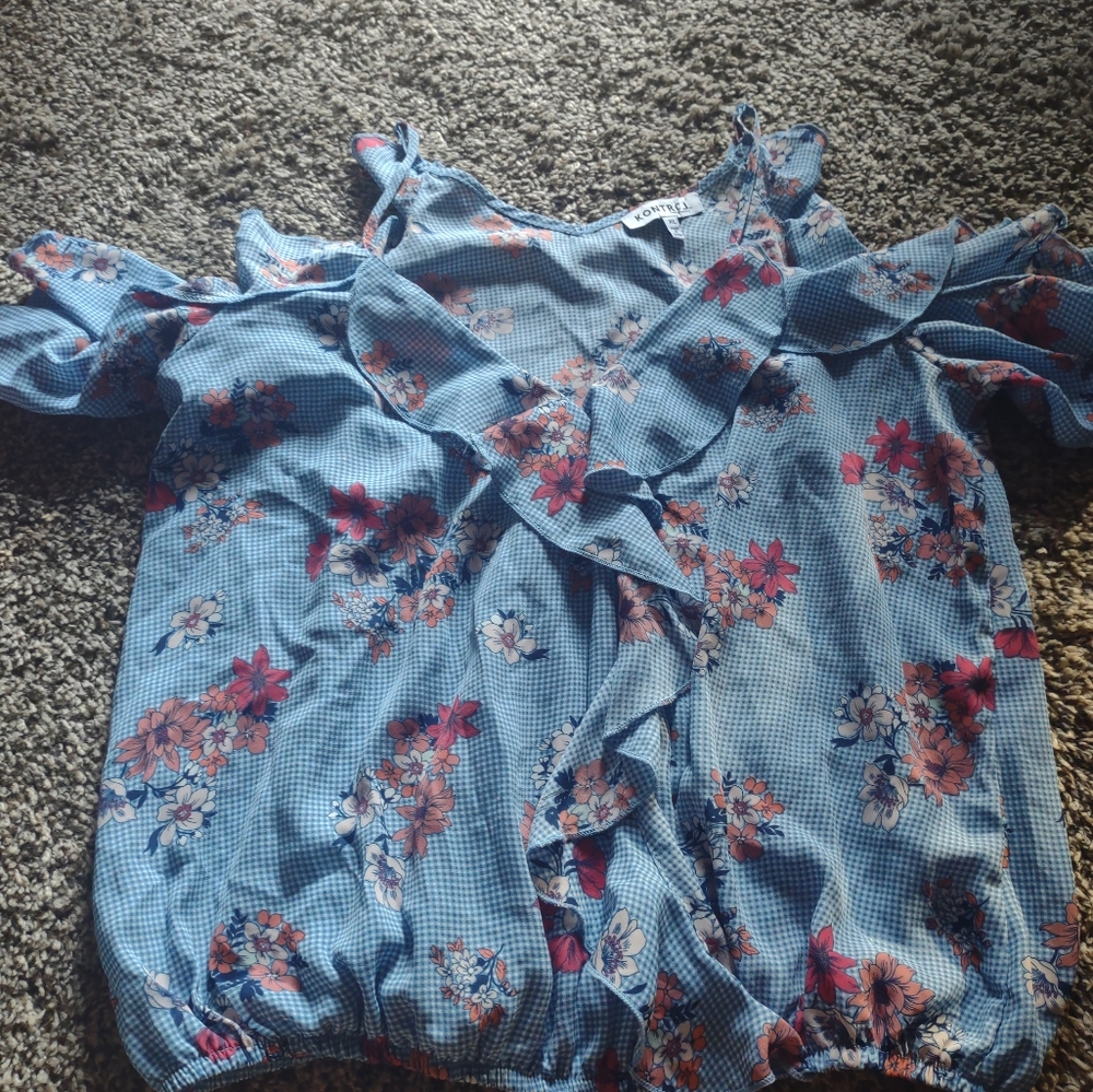 Woman's cold shoulder top - Picture 3 of 4